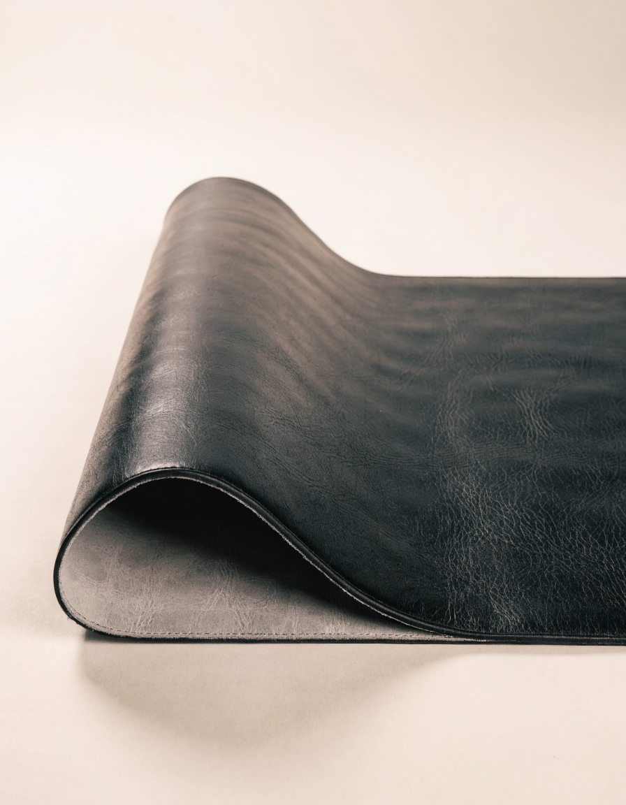 Ground Pad — Leather — 800 × 400 mm reversible leather desk pad. Two faces, two colours.